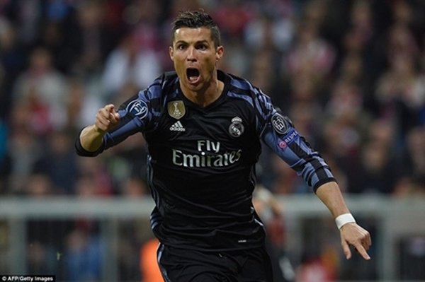 Ronaldo trở thành cầu thủ đầu tiên ghi 100 bàn thắng tại cúp châu Âu