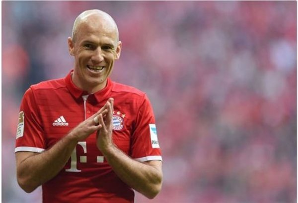 Arjen Robben ghi bàn cho Bayern Munich trong những phút bù giờ