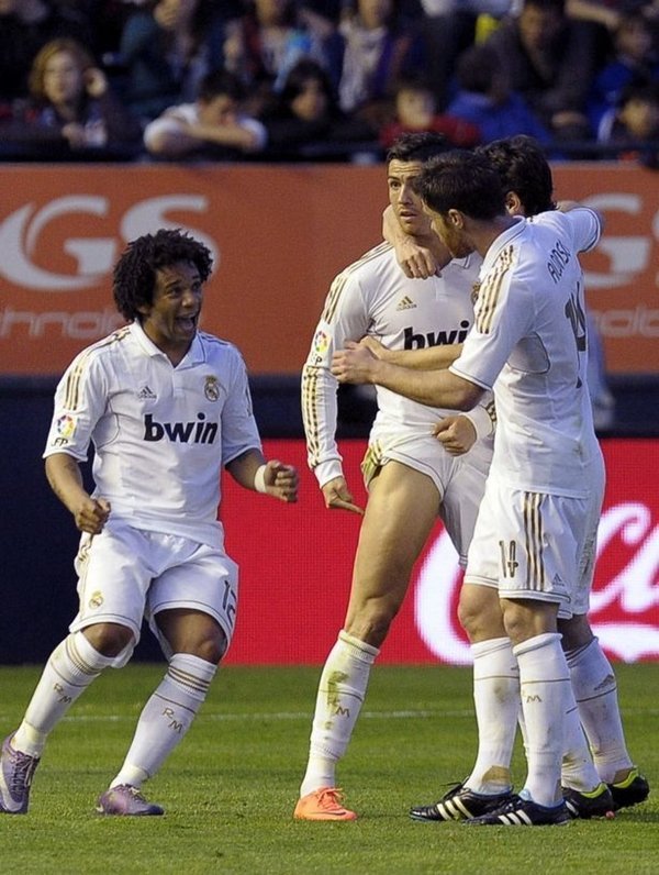 Cristiano Ronaldo thường xuyên khoe cơ bắp với đồng đội và người hâm mộ