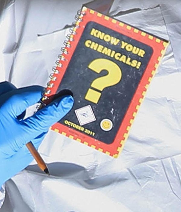 Cuốn sách dạy cách nhận biết các loại chất hóa học tìm thấy ở nhà thủ phạm tình nghi