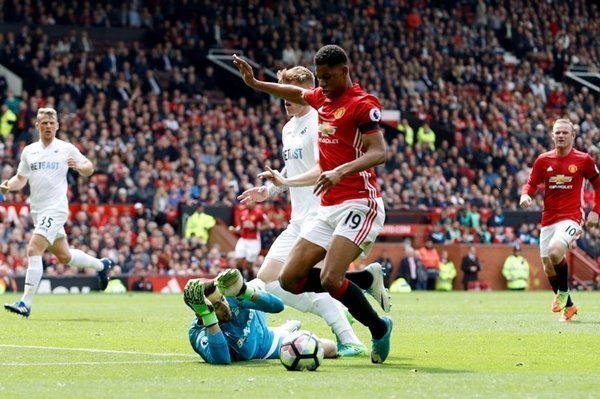 FA sẽ phạt nguội các ngôi sao “đóng kịch” kiếm penalty kể từ mùa tới Marcus-Rashford-M.U-dong-kich-nga-gia-vo