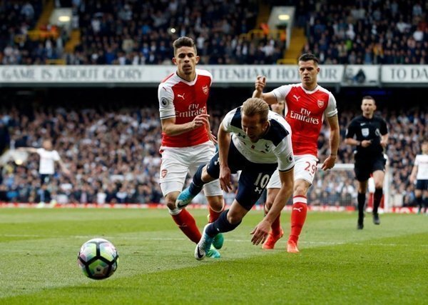 FA sẽ phạt nguội các ngôi sao “đóng kịch” kiếm penalty kể từ mùa tới Tottenham-Harry-Kane-nga-gia-vo-Arsenal-Gabriel-Paulista-huong-phat-11m