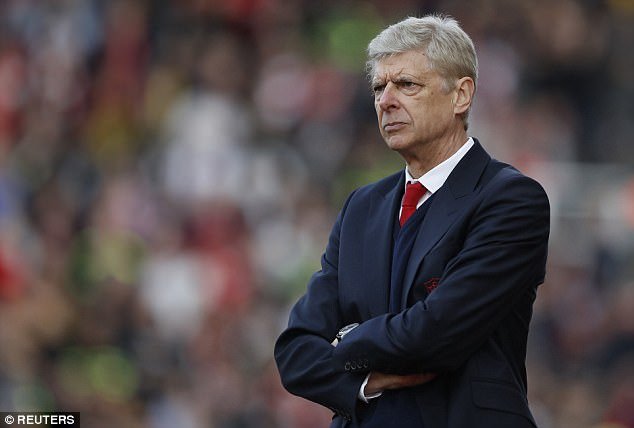 HLV Arsene Wenger cũng sẽ siết lại đội ngũ huấn luyện của Arsenal