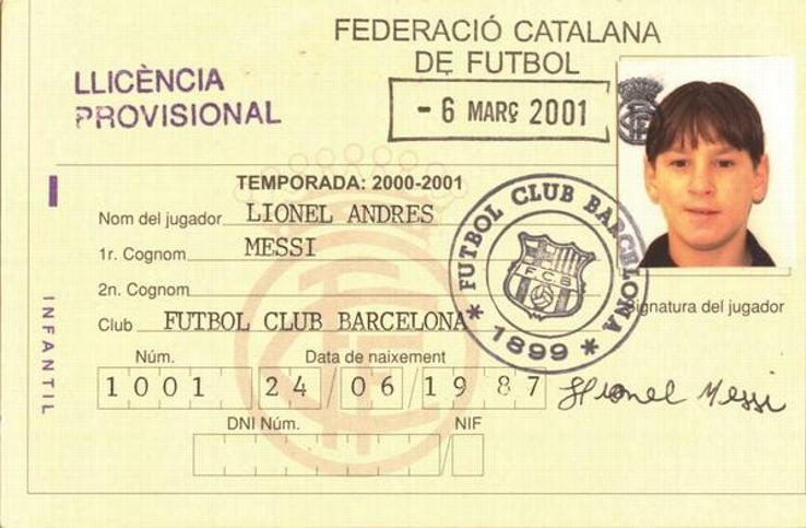 Messi chính thức đến với Barcelona vào năm 2001