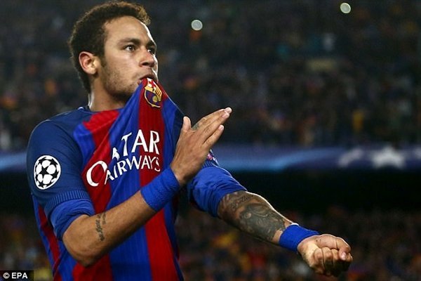Neymar sau đó gia nhập Barcelona
