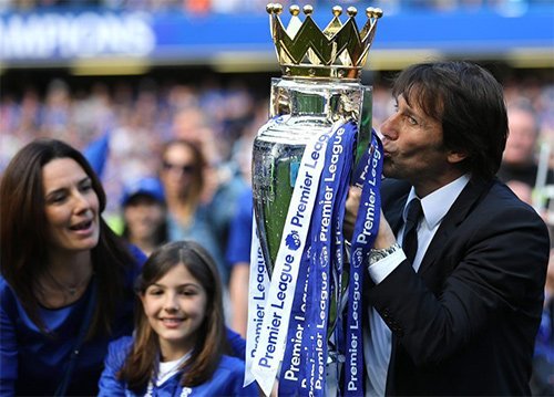 Conte phải hy sinh cuộc sống gia đình, xa vợ và con gái mới lớn, để quyết định ở lại Chelsea.