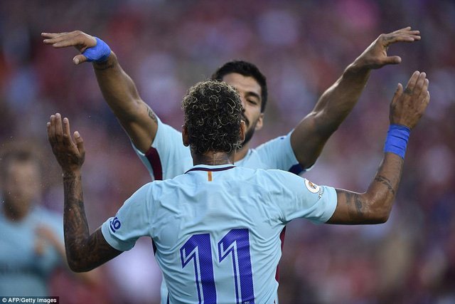 Luis Suarez chia sẻ niềm vui với Neymar