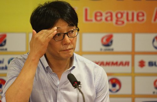 HLV Hwang cho rằng đội bóng của ông chưa chơi hết sức vì ảnh hưởng của sân bãi và thời tiết. Ảnh: Ngọc Thành.