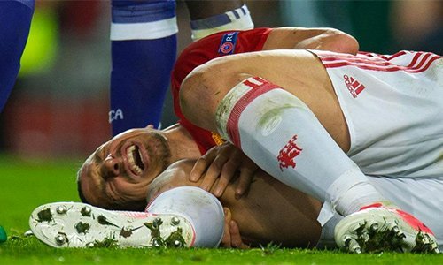 Ibrahimovic trong lần dính chấn thương đứt dây chằng đầu gối hồi tháng Tư