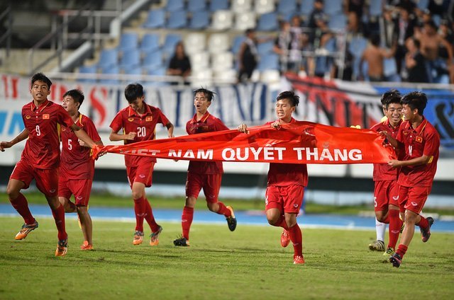 Niềm vui vô bờ bên của các cầu thủ U15 Việt Nam