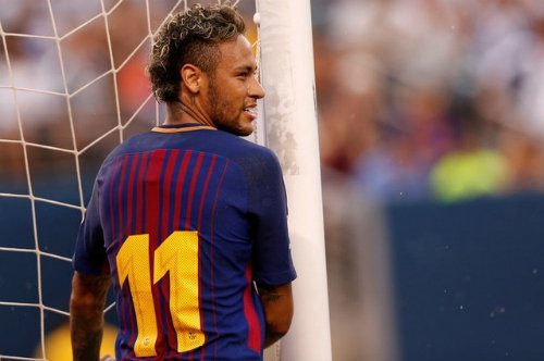 Neymar vẫn đang du đấu cùng Barca bất chấp tin đồn tương lai.