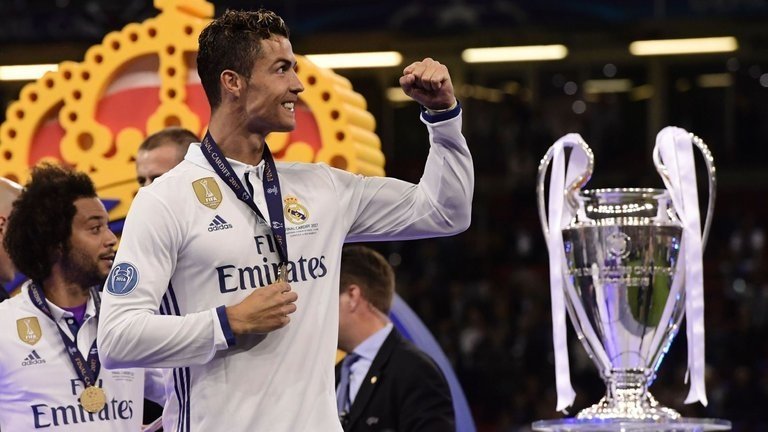 Cristiano Ronaldo (80 triệu bảng, từ Man United sang Real Madrid)