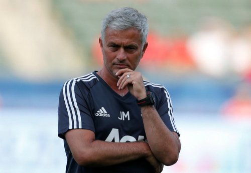 Mourinho đau đầu khi Man Utd bội chi trên sàn chuyển nhượng.