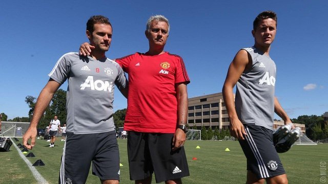 Mourinho nói chuyện với Mata và Herrera, cặp đôi tiền vệ người Tây Ban Nha đã trở lại tập luyện sau khi bình phục chấn thương