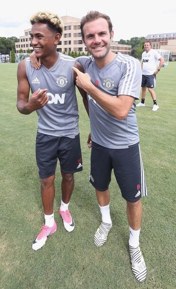 Demetri Mitchell (trái) đùa vui với Mata (phải) Tiền vệ người Tây Ban Nha có đôi giày khá lạ mắt