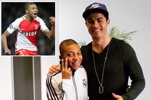 Bức ảnh Mbappe chụp chung với Ronaldo khi còn bé