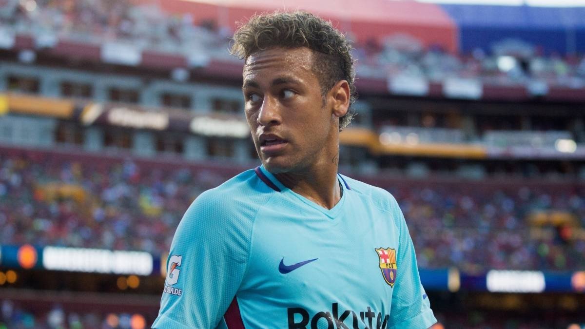 Hơn một tháng trước, Neymar từng lật kèo MU
