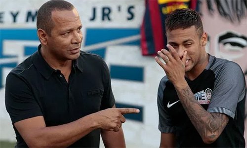 Cha của Neymar sẽ là nút thắt quan trọng nhất trong chuyện đi hay ở của Neymar tại Barca