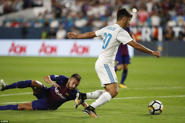 khi vượt qua Alba ghi bàn gỡ hòa 2-2 cho Real Madrid ở cuối hiệp 1