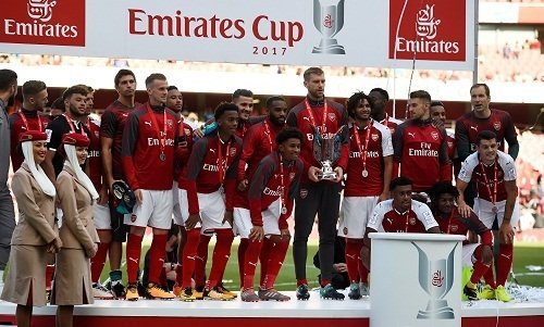 Arsenal nâng Cup Emirates 2017.