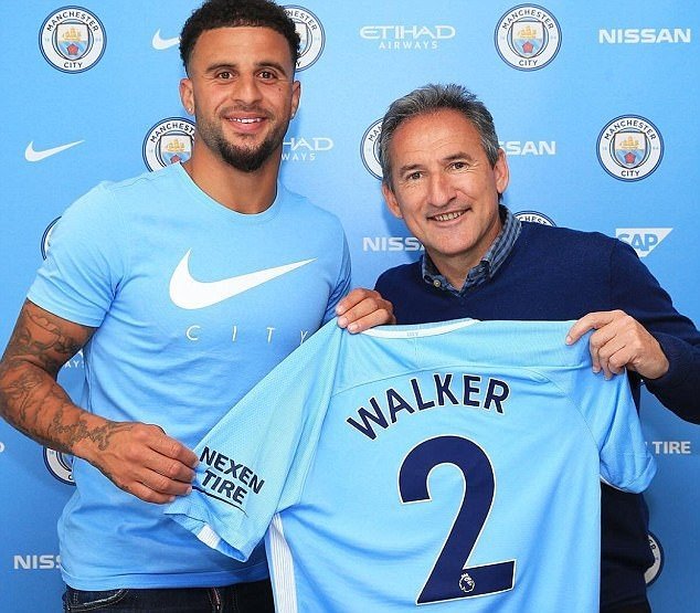 Walker (trái) gia nhập Man City với giá chuyển nhượng 45 triệu bảng và có thể tăng lên thành 50 triệu bảng