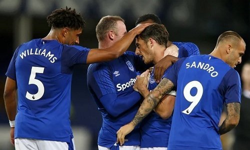 Rooney chia vui cùng Baines và các đồng đội mới tại Everton.