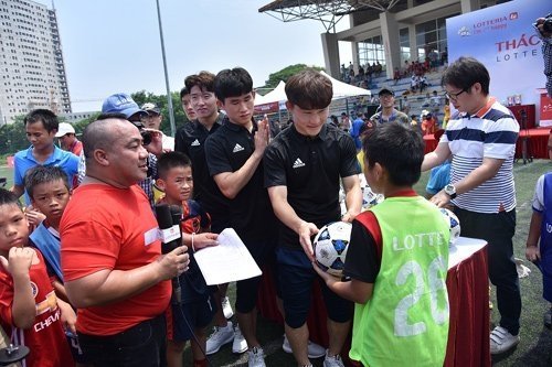 Tham gia giải đấu, các em thiếu nhi còn được tham gia vào các trò chơi bóng đá bổ ích, so tài và giao lưu cùng MC Hiếu Hiền và các danh thủ nổi tiếng của đội tuyển các ngôi sao bóng đá K-league Hàn Quốc.