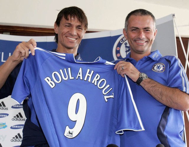 Khalid Boulahrouz (trái) và HLV Mourinho