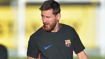 Messi giữ nét mặt rất nghiêm túc khi tập luyện