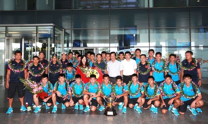 U15 Việt Nam cùng Cúp vô địch về nước
