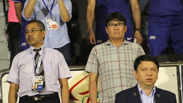 Ông Dương Vũ Lâm (đứng trên, bên phải) khen U22 Việt Nam tại vòng loại U23 châu Á