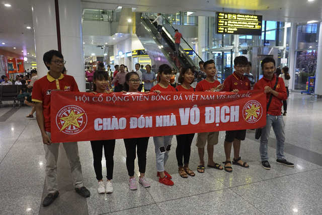 Hàng trăm người chào đón đội tuyển nữ Việt Nam chiến thắng trở về