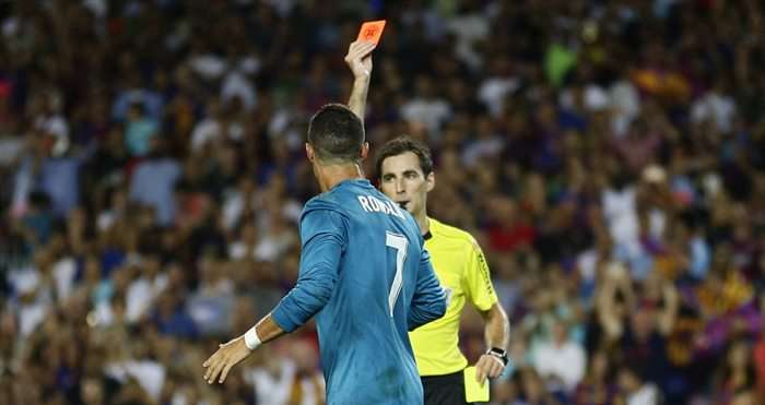 Ronaldo bị thẻ đỏ chỉ 4 phút sau khi lập công cho Real
