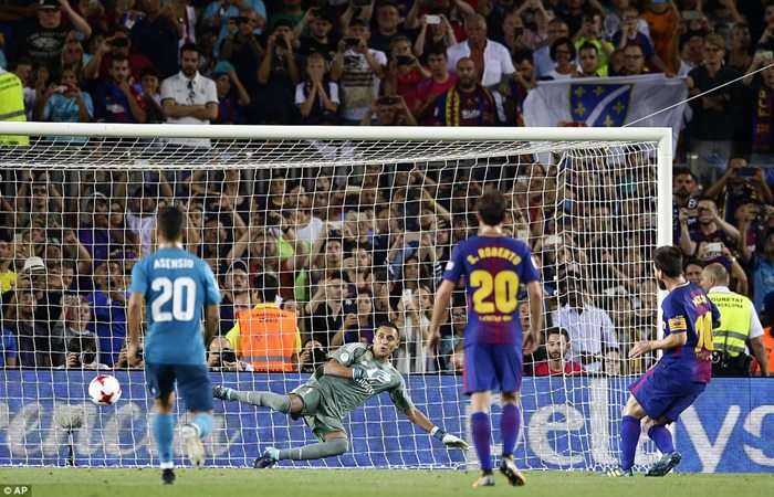 Tình huống Messi gỡ hòa 1-1 cho Barca trên chấm 11m