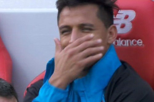 Sanchez che miệng cười.