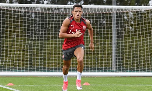 Alexis lao vào tập luyện ngay sau khi đến Arsenal. 