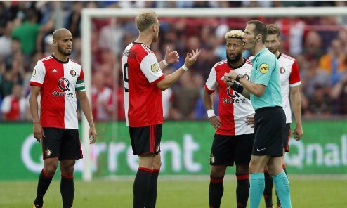 Cầu thủ Feyenoord phản ứng sau khi bị tước bàn thắng và còn phải nhận phạt đền.