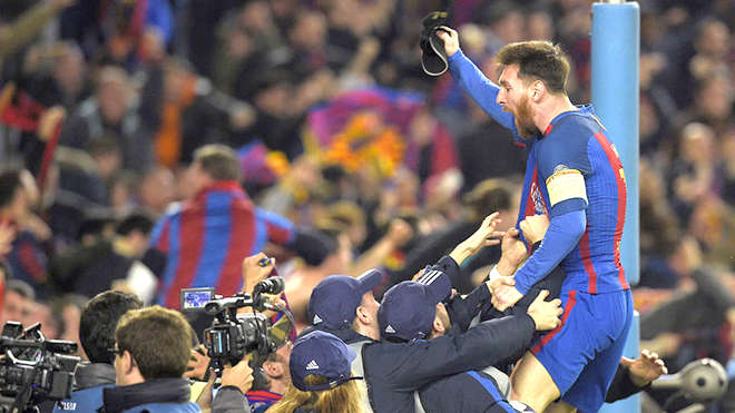 Khoảnh khắc Messi được tôn vinh như một "vị thánh"