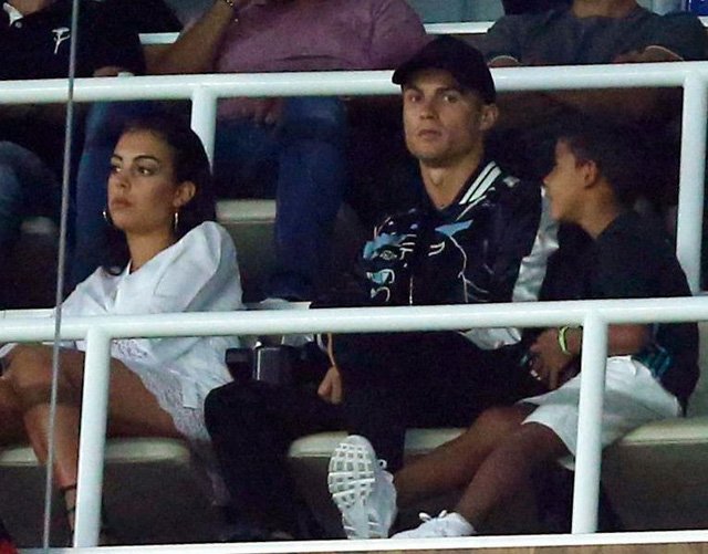 C.Ronaldo có mặt trên khán đài sân Bernabeu sau khi nhận án treo giò