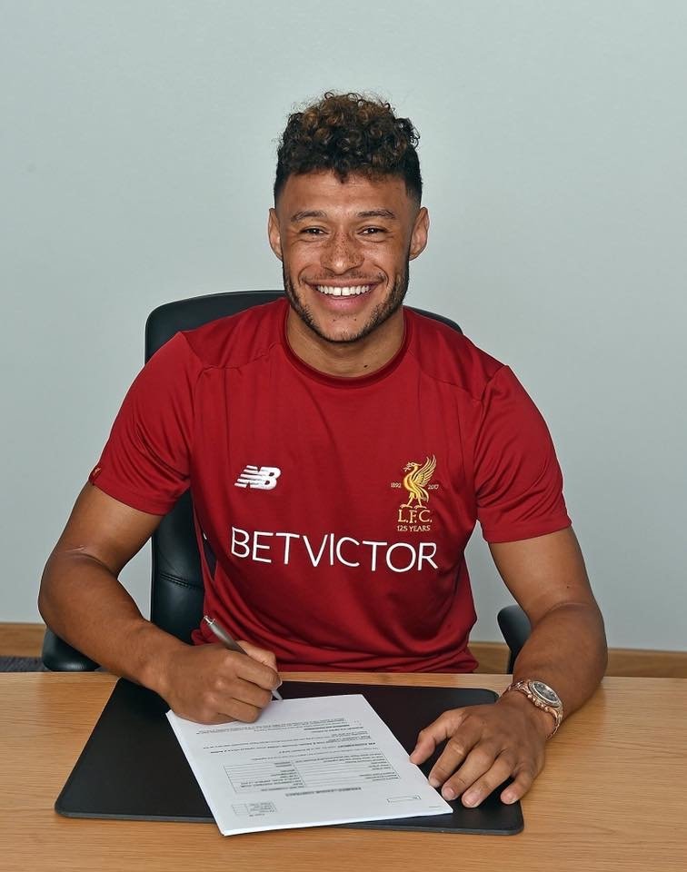 Chamberlain ký hợp đồng 5 năm với Liverpool