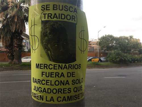 Poster đang được dán ở khu vực quanh sân Nou Camp, Tây Ban Nha.