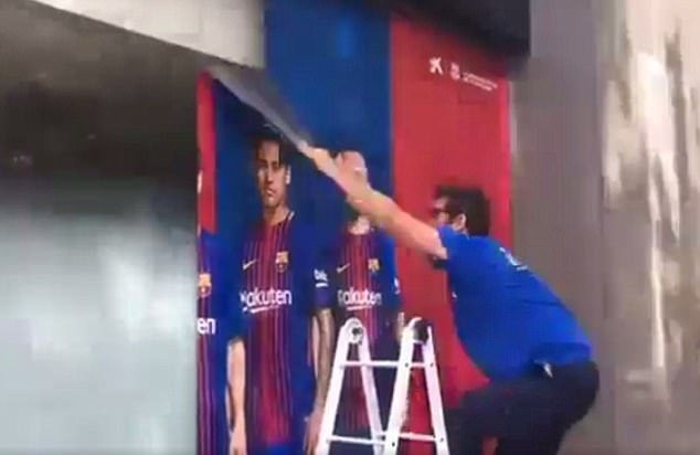 Nhân viên Barcelona xóa sạch hình ảnh Neymar