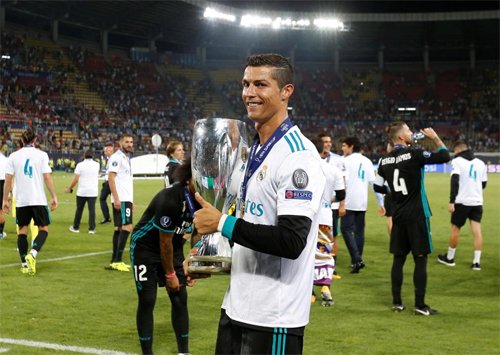 Ronaldo nâng Cup sau khi cùng Real vượt qua Man Utd.