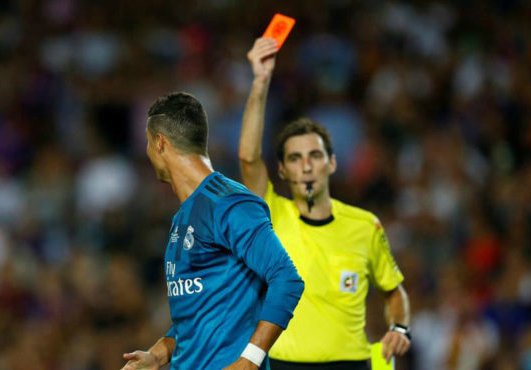 C.Ronaldo có hành vi không đúng mực với trọng tài sau khi nhận thẻ đỏ