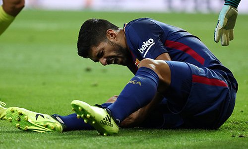 Suarez chấn thương là một đòn nặng nữa giáng vào Barca, sau khi bị PSG nẫng mất Neymar, và thua Real ở Siêu Cup Tây Ban Nha