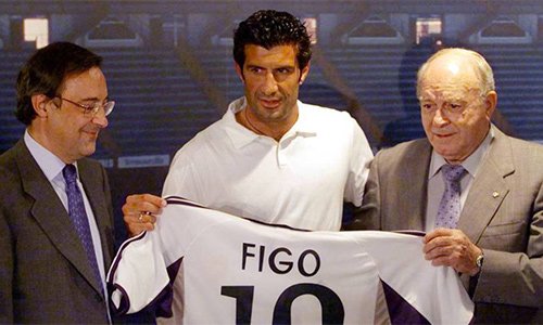 Figo là thương vụ bom tấn đầu tiên của Perez (trái) trên cương vị chủ tịch Real Madrid, mở ra kỷ nguyên Dải ngân hà ở sân Bernabeu.