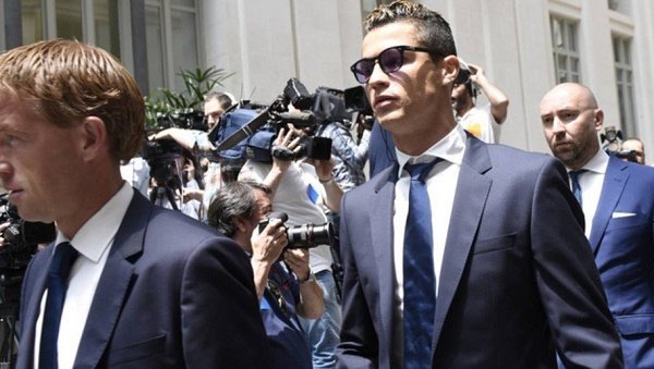 Lúc khó khăn, Ronaldo luôn gọi MU