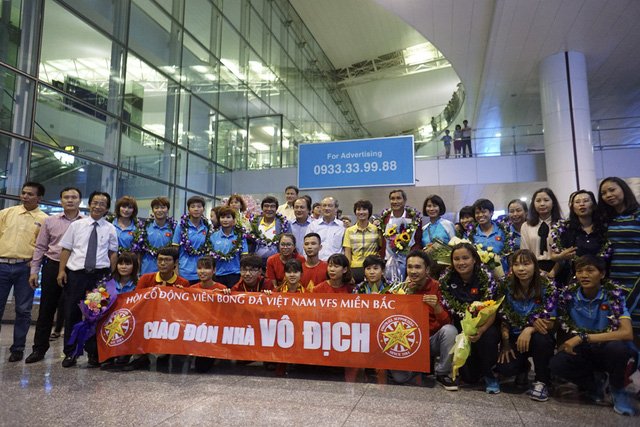 Tập thể tuyển nữ bóng đá Việt Nam chụp ảnh lưu niệm ngay tại sân bay.