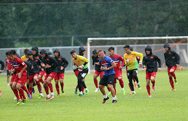 Các cầu thủ U22 Việt Nam sẵn sàng phương án thi đấu dưới mưa cùng Đông Timor