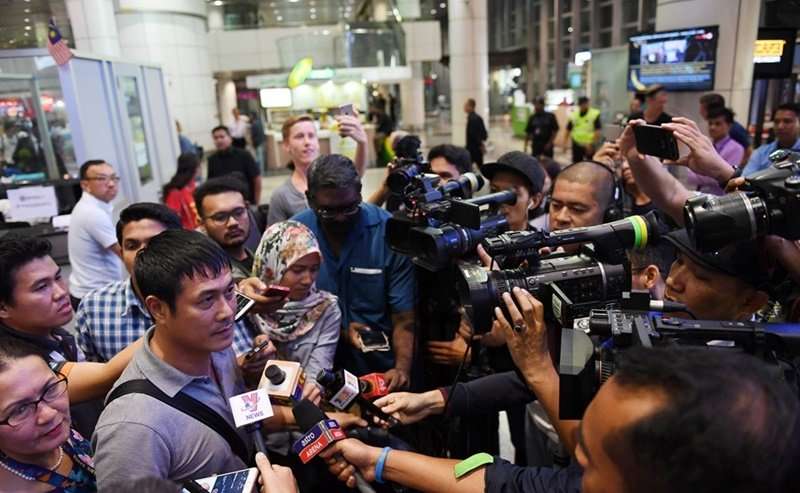 HLV Hữu Thắng trả lời báo chí Malaysia ở sân bay